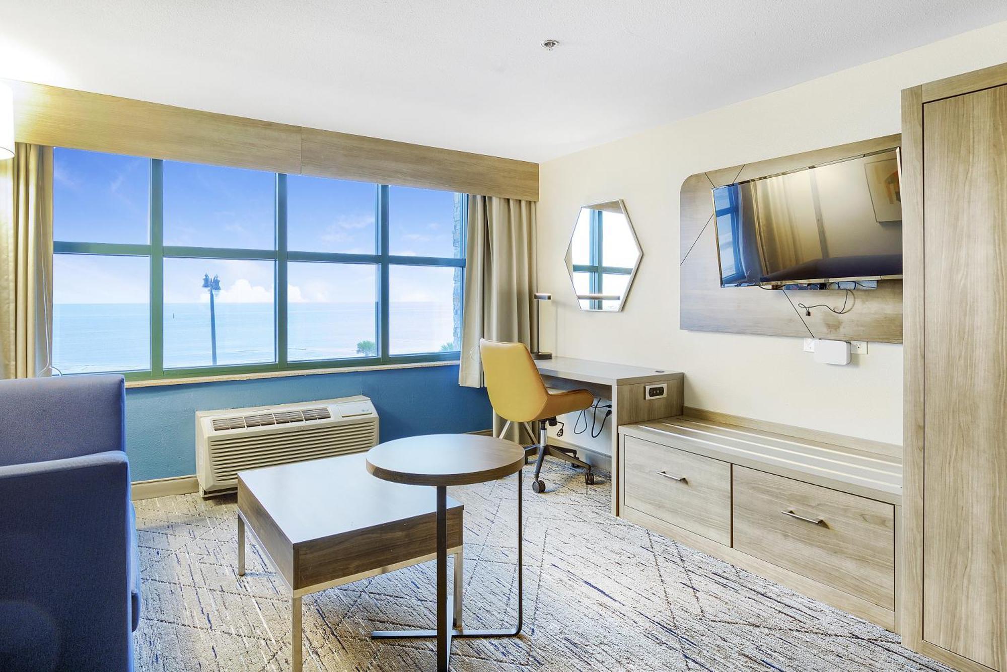 Holiday Inn Express - Gulfport Beach By Ihg Exterior photo